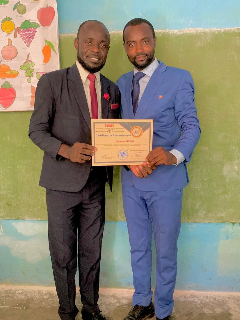 Remise d'un certificat de l'ENIJEPS